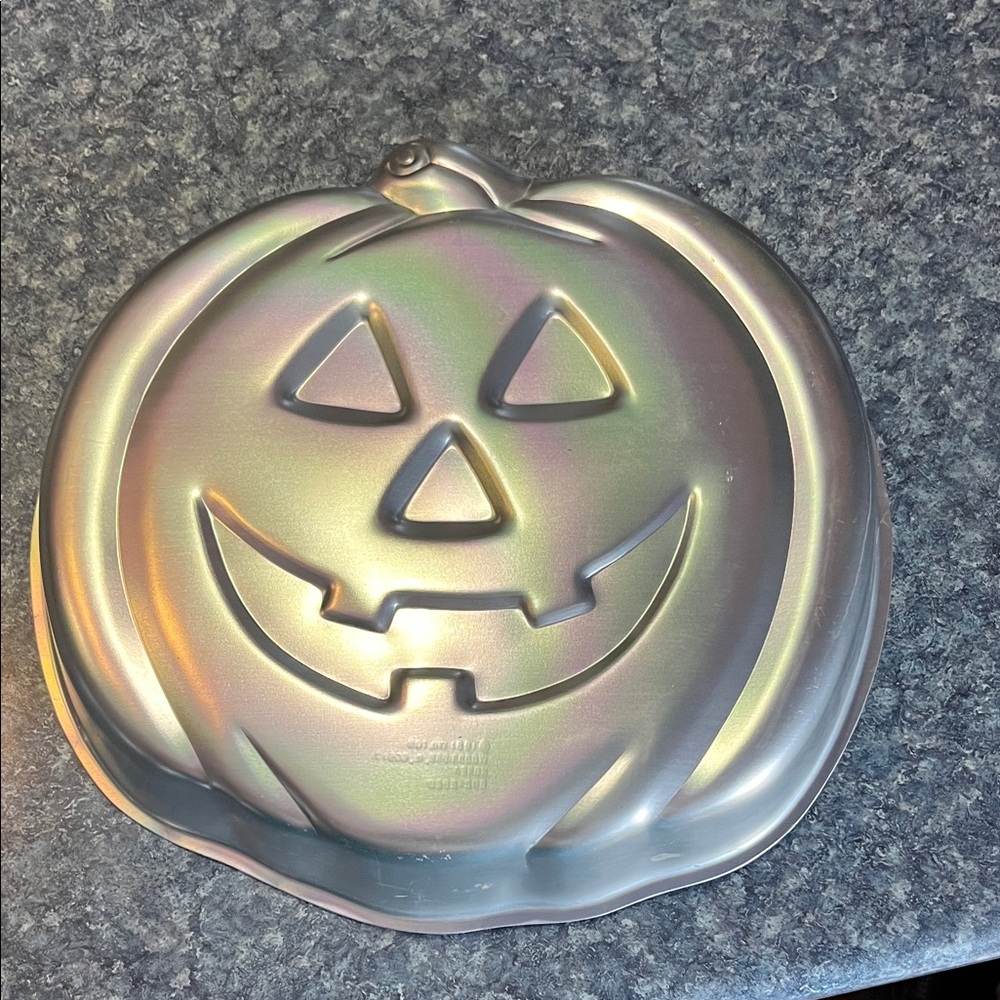 Wilton Gold Pumpkin Cake Pan - Picture 2 of 3